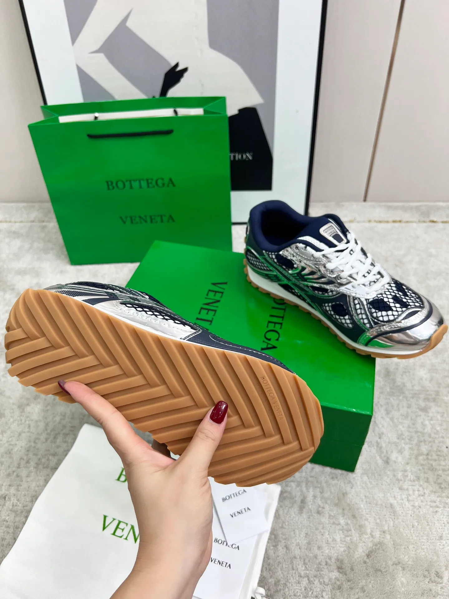 P540. Top version (couples model) Bottega Veneta Bottega Veneta 23ss autumn and winter show BV Orbit sneakers Wang Yibo's same style couples casual shoes dad shoes! Runner sneakers! Original purchase and development!  Made of original lightweight technical mesh fabric, the same as the original version! The process is complicated!  Paired with a rubber outsole designed with a geometric pattern, the high version of the Wang Zha series is actually much taller, but the legs still look slim. Very nice. Durable and playable, standard and version-matching shoe package technology, look for high-end versions. The original outsole is exclusively molded, and the color-blocked TPU outsole is used. The material and weight are the same as the original!  Size: #Female 35-41 (40 and 41 customized sizes are non-refundable) Male 39-45 (45 size customized are non-returnable and exchangeable)